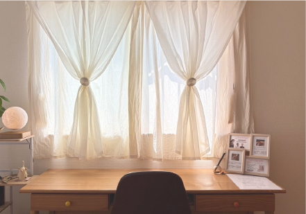 Ladybugの施術スペースの窓辺と自然光が差し込むカーテン