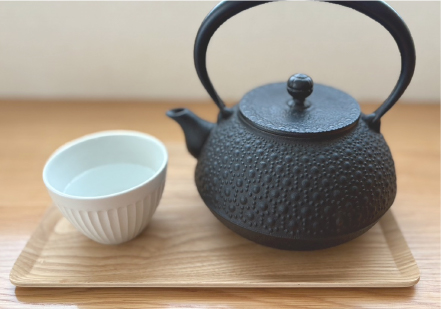 Ladybugで使用されている黒い鉄瓶のアロマポット