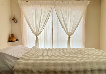 カーテン越しに自然光が広がるLadybugの施術スペースの窓際